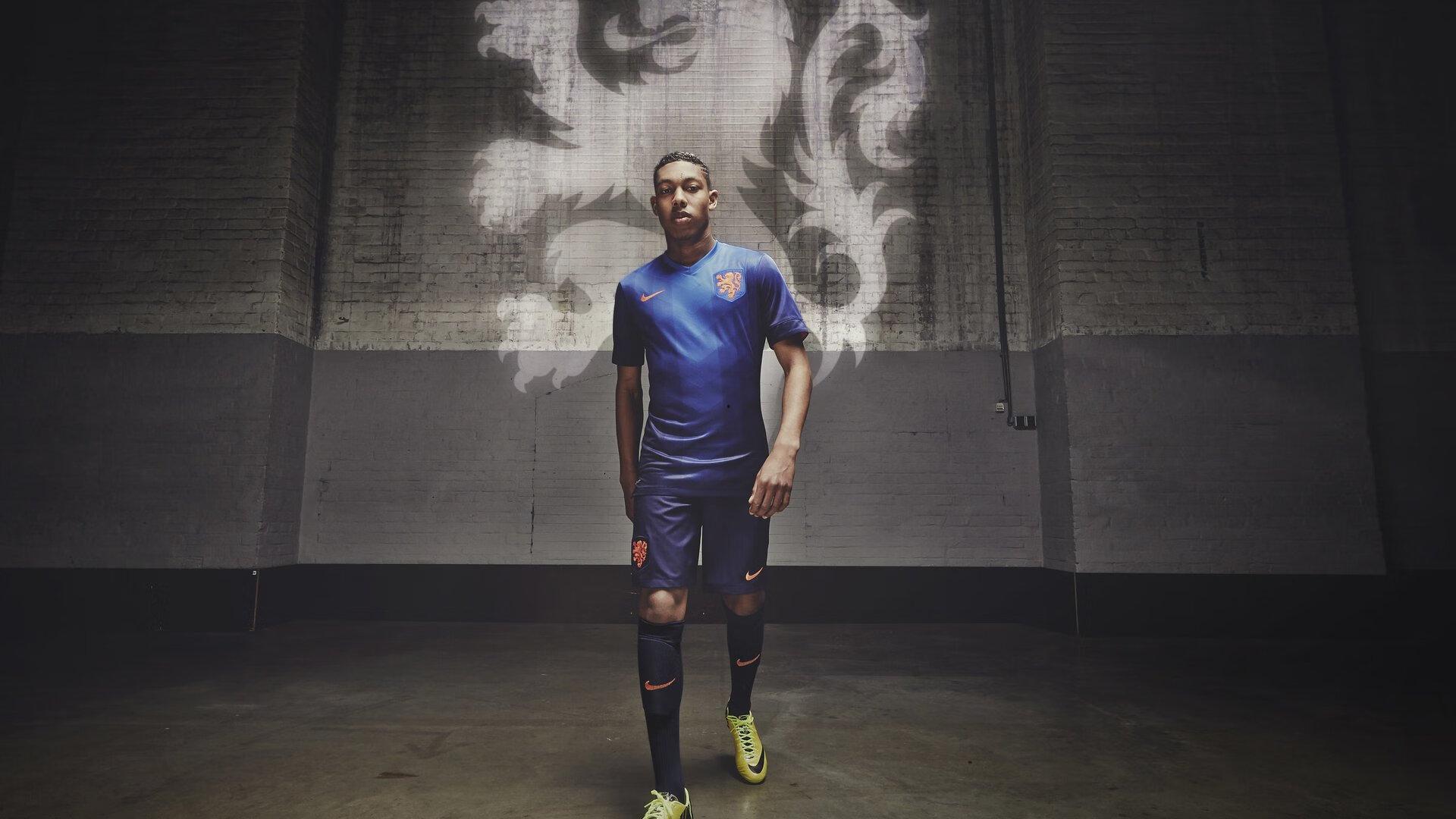 欧冠决赛巅峰对决,皇家马德里加时绝杀利物浦,第15次捧起大耳朵杯