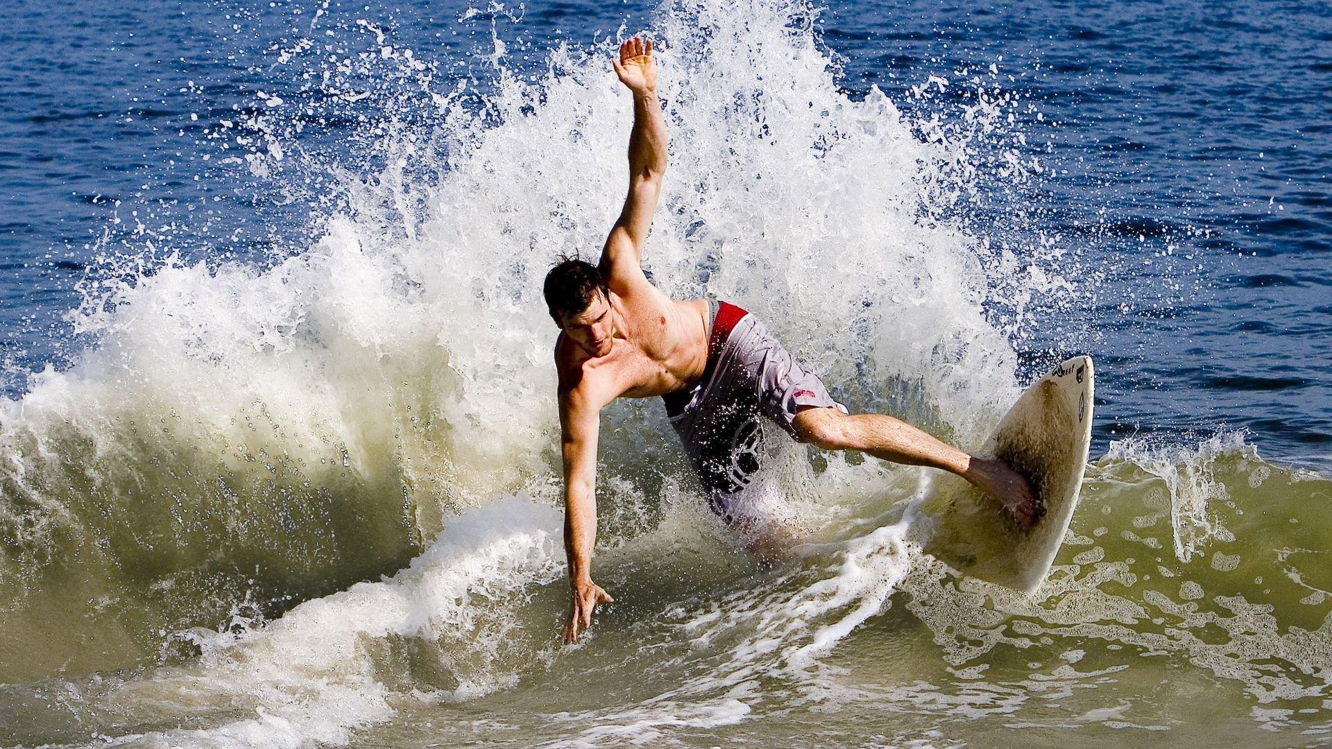 NBA季后赛激战正酣,勇士逆转雷霆,库里关键三分锁定胜局